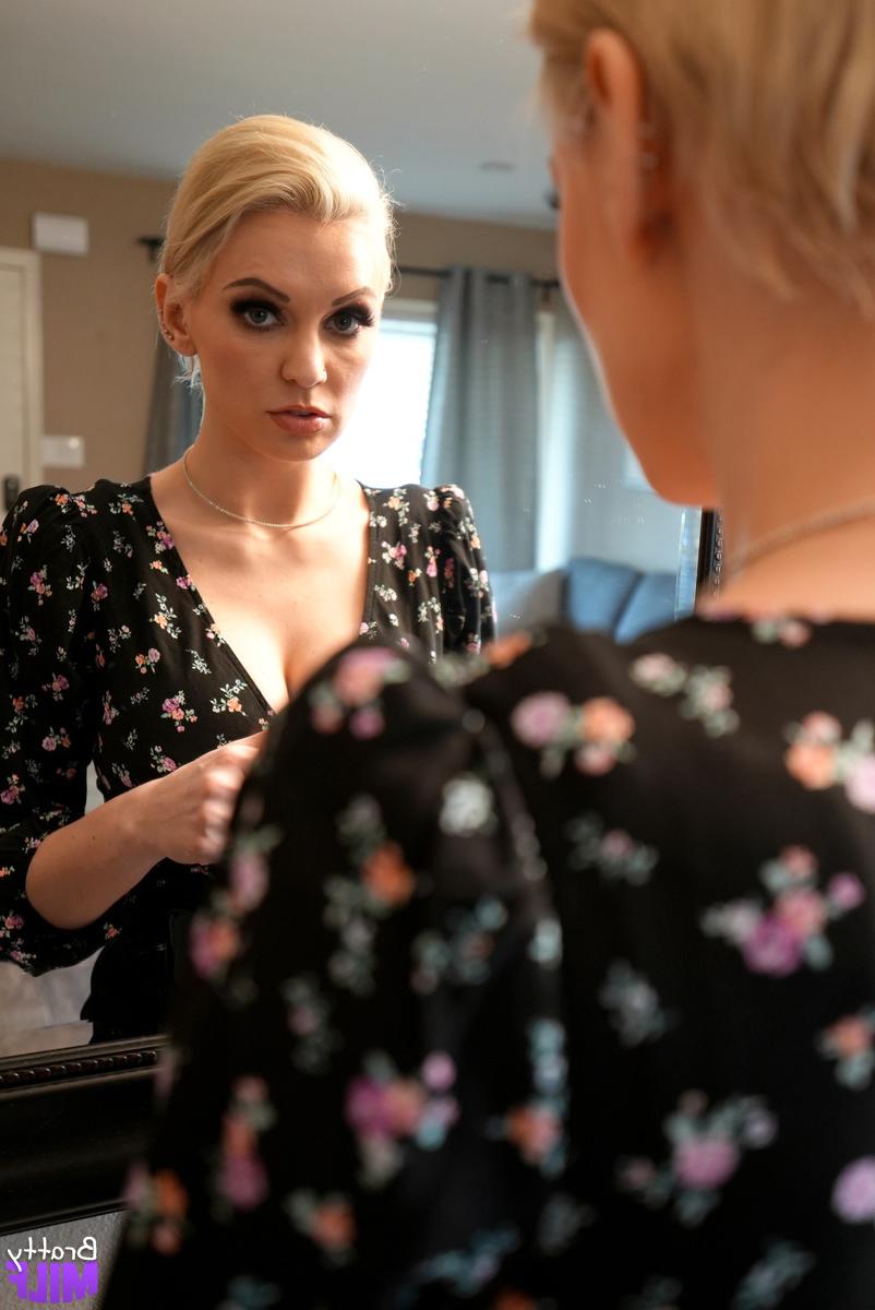 16P Loira peituda MILF Kenzie Taylor modela em um banco antes do sexo POV