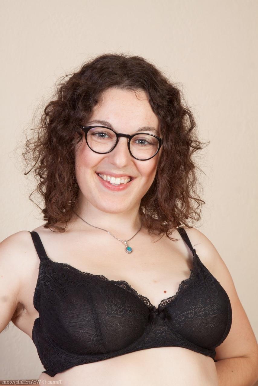 16P A nerd Tamar belisca um mamilo enquanto mostra suas axilas peludas e seu castor