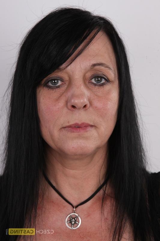 20P A morena mais velha Eva tira a roupa e as botas para ficar completamente nua