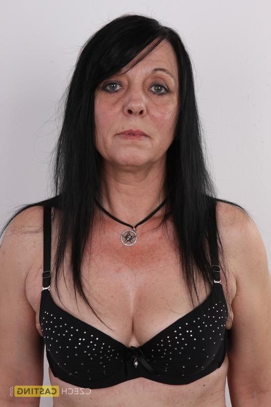 20P A morena mais velha Eva tira a roupa e as botas para ficar completamente nua