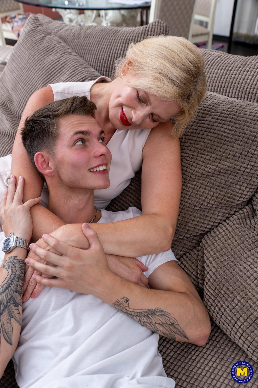 20P Die blonde Oma Diana lässt sich von einem geilen jungen Kerl ihr leckeres Loch rammen
