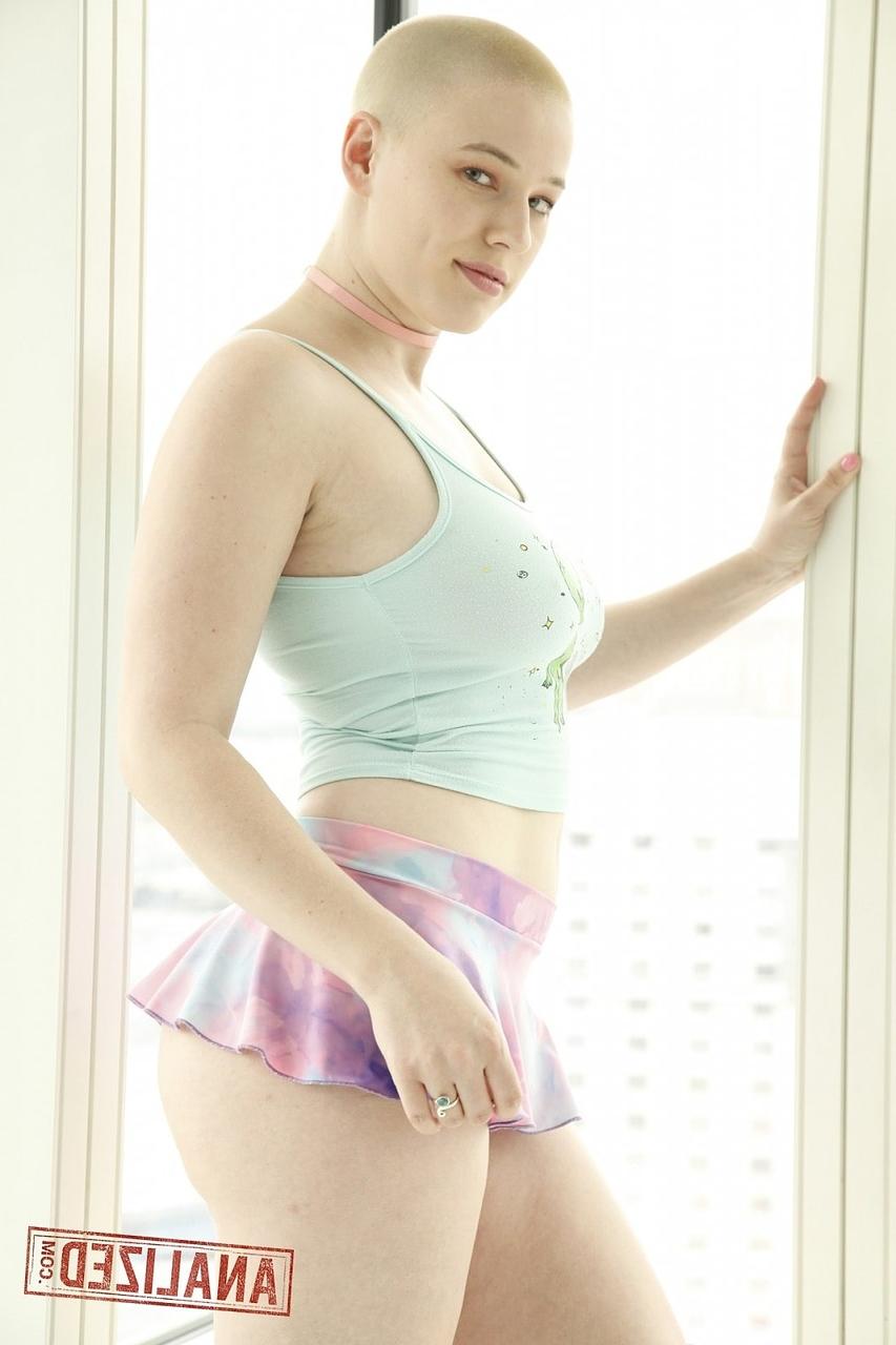 17P A hipster Riley Nixon tira a roupa e abre os lábios da bunda e da buceta