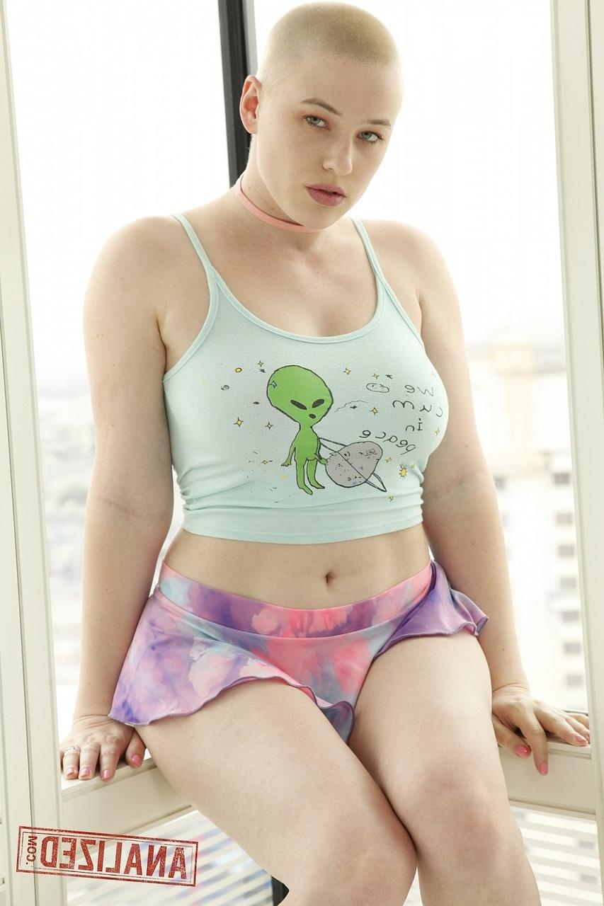 17P A hipster Riley Nixon tira a roupa e abre os lábios da bunda e da buceta