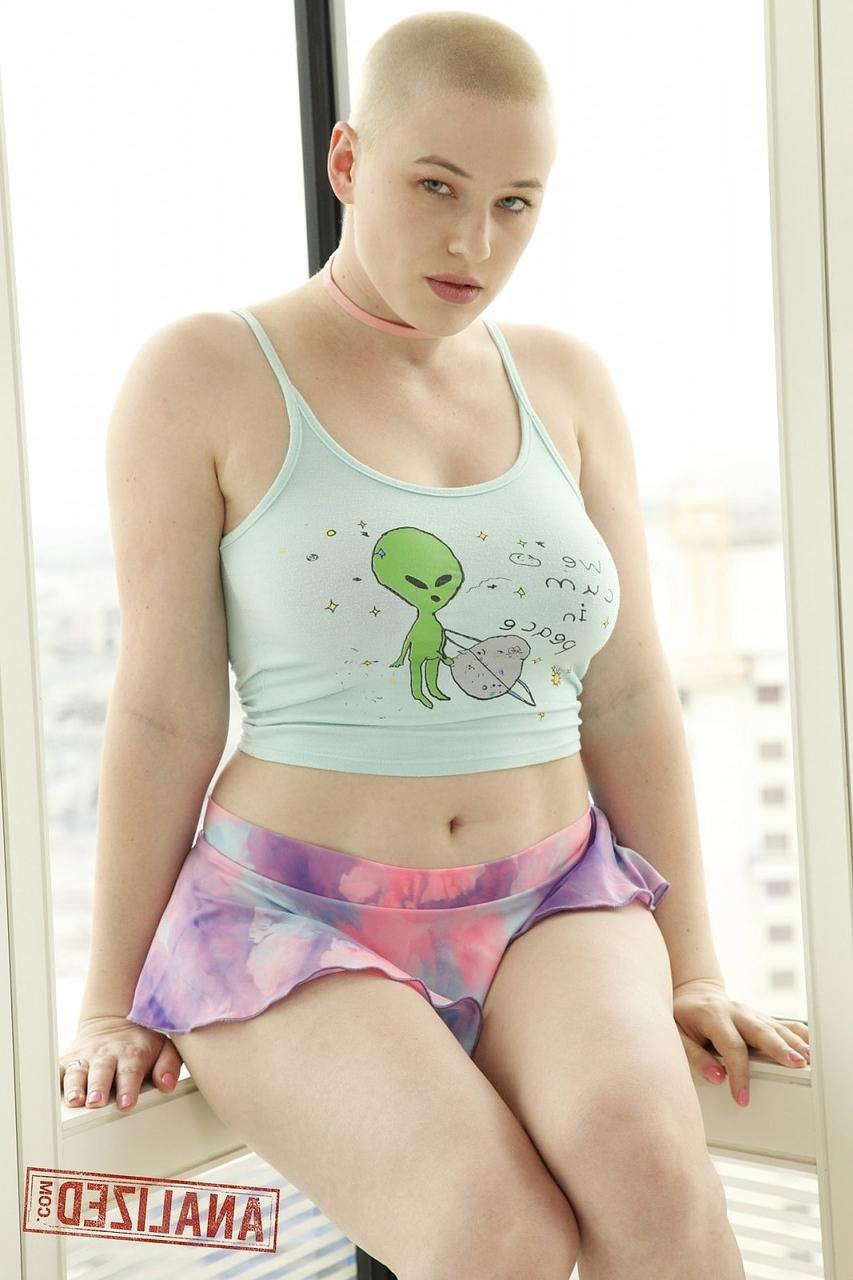 17P A hipster Riley Nixon tira a roupa e abre os lábios da bunda e da buceta