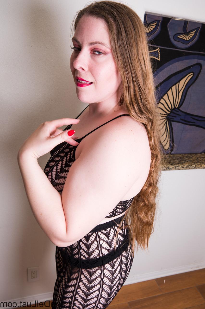 15P Gordita amateur en lencería de encaje Lana Del Lust hace alarde de sus grandes tetas y su gran culo