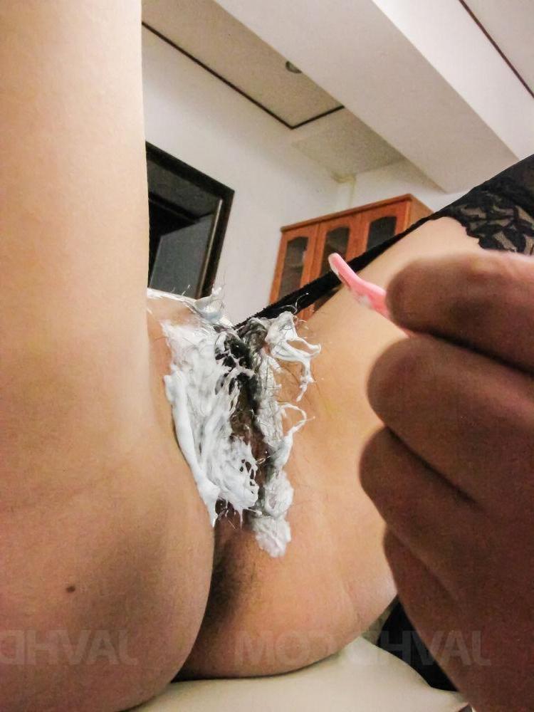 16P A japonesa Morita Kurumi tem o arbusto raspado antes do sexo anal