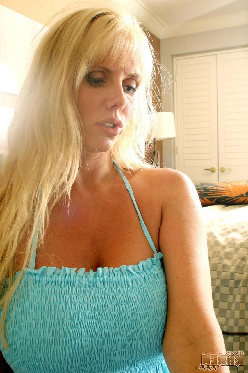 16P La MILF blonde Karen Fisher prend le pénis de son ami dans sa bouche