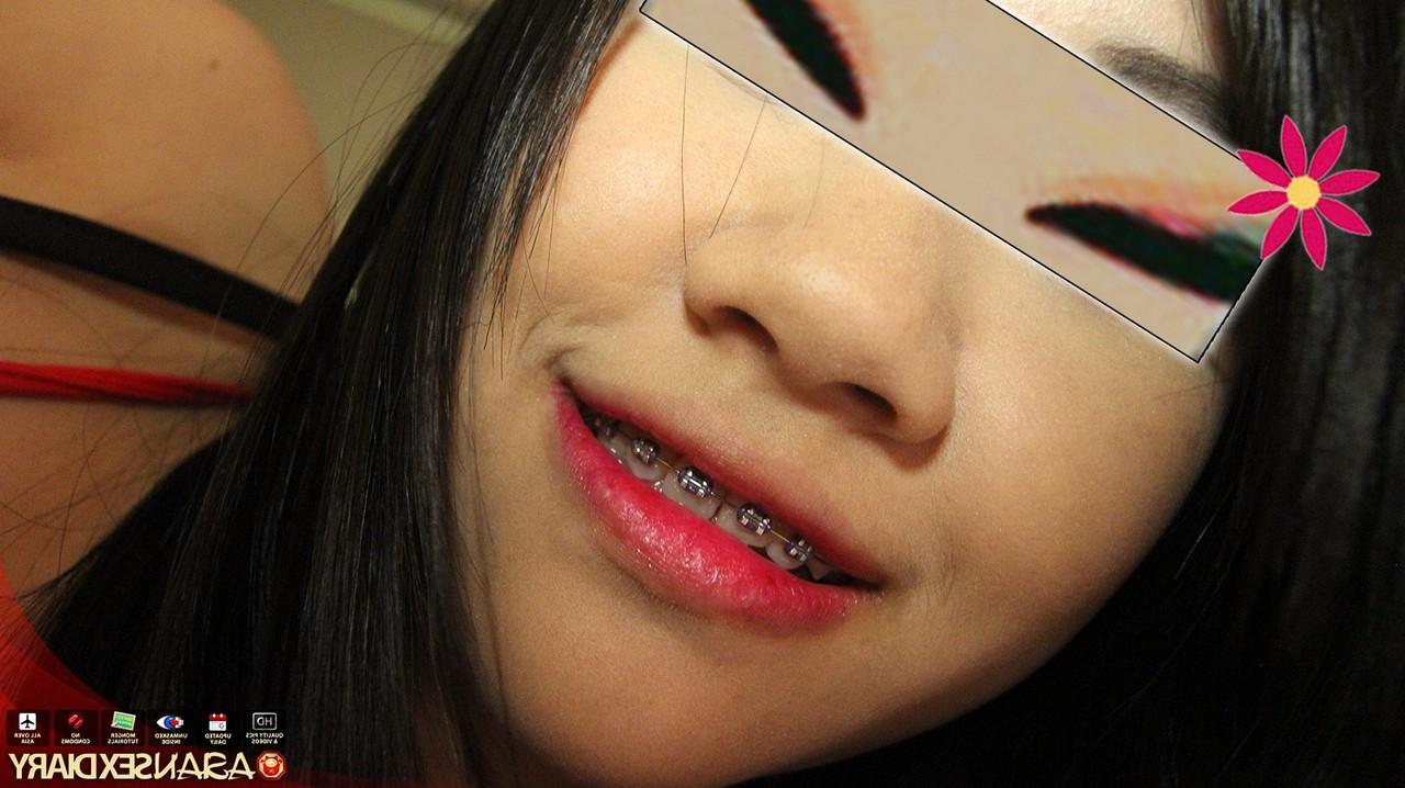 15P Joven tailandesa con brackets Gaya tiene sexo en la cama con un extranjero