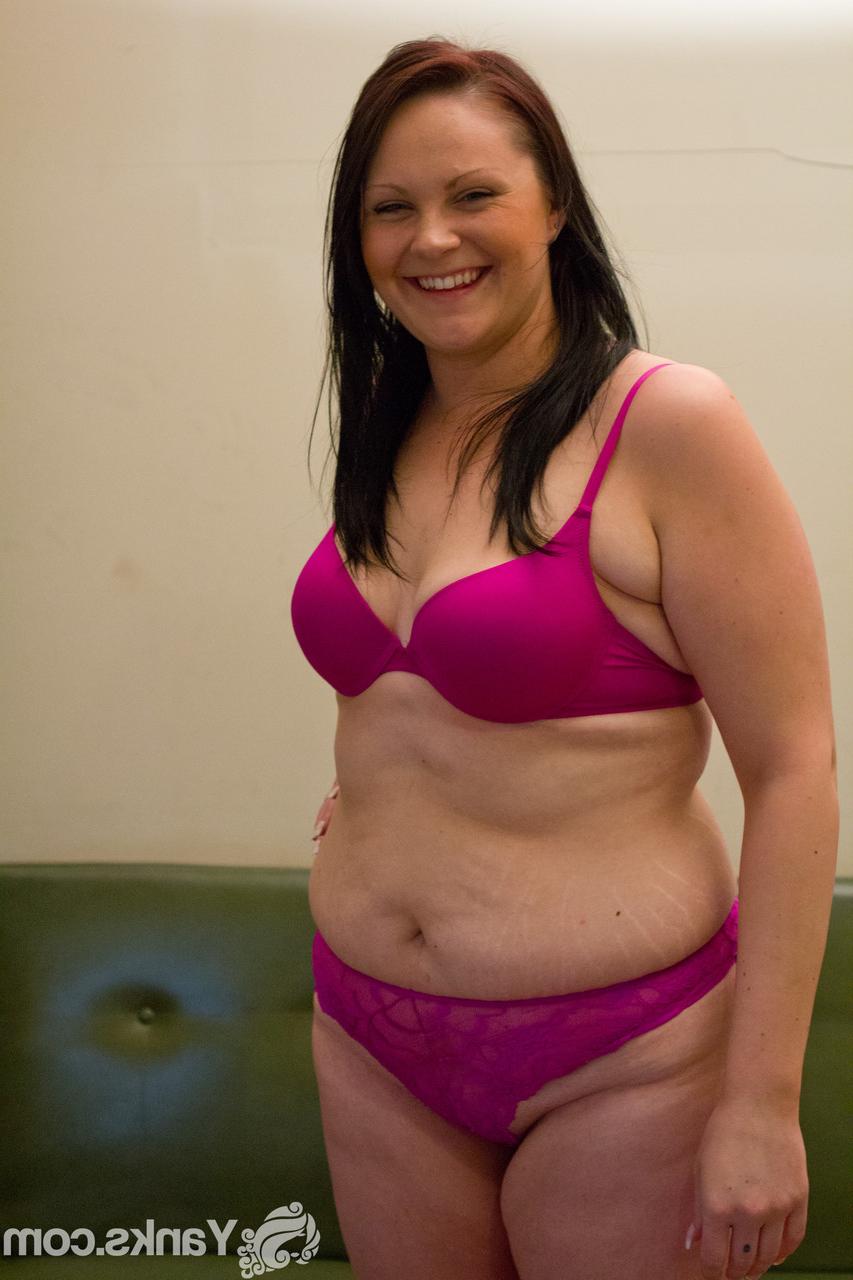 15P Amateur BBW Lexus descubre sus pequeñas tetas caídas antes de mostrar su chocho calvo