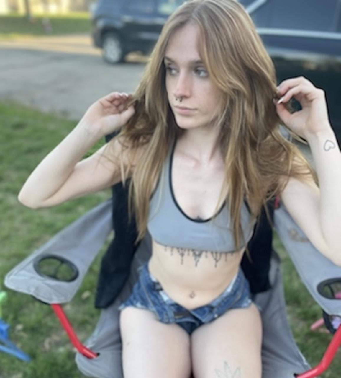 11P Glamourosa amadora Blake Bloom exibe suas curvas sensuais em sua compilação