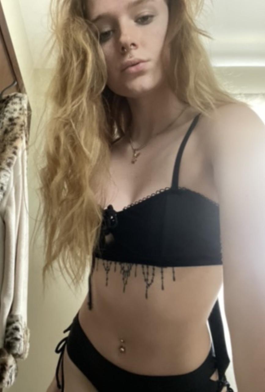 11P Glamourosa amadora Blake Bloom exibe suas curvas sensuais em sua compilação