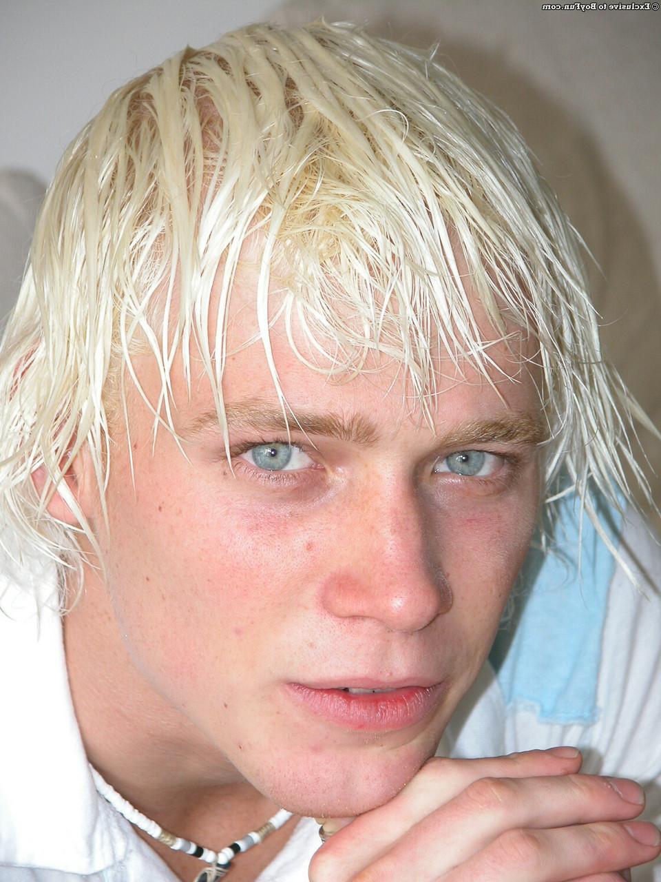20P Jarrod, blonde en chaleur avec un gros cul, enlève ses sous-vêtements et se branle dans un solo gay
