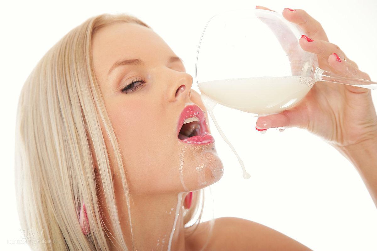 16P Die heiße Blondine Miia verschüttet in High Heels Milch über ihren nackten Körper
