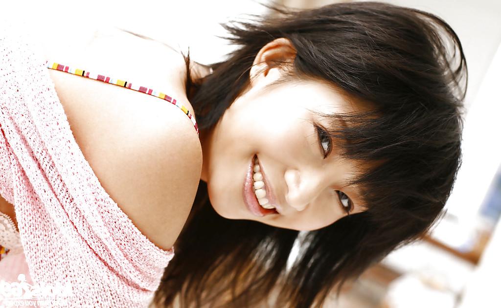 16P Muito asiática gata adolescente Sasa Handa tirando a roupa