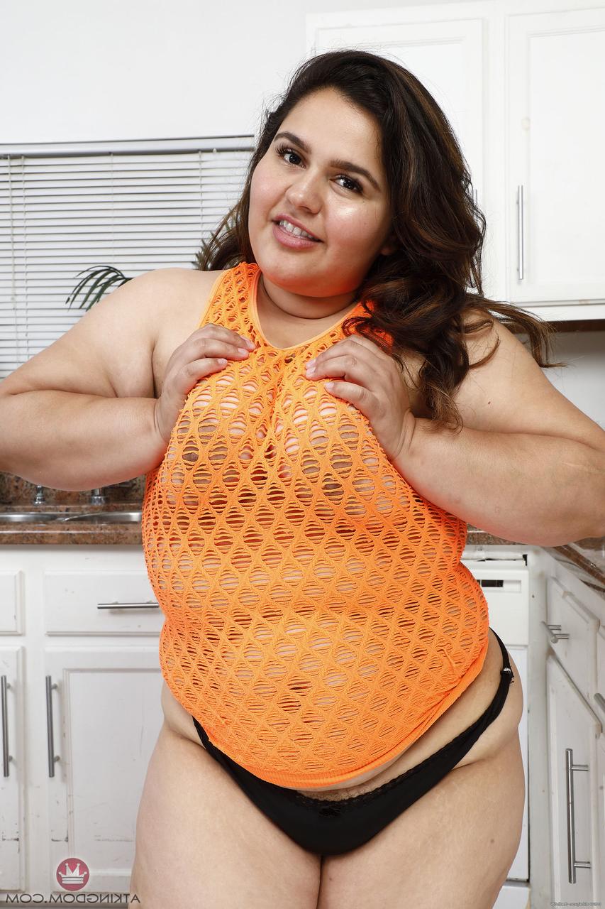 20P La gordita amateur karla lane muestra sus grandes tetas y su coño peludo en solitario