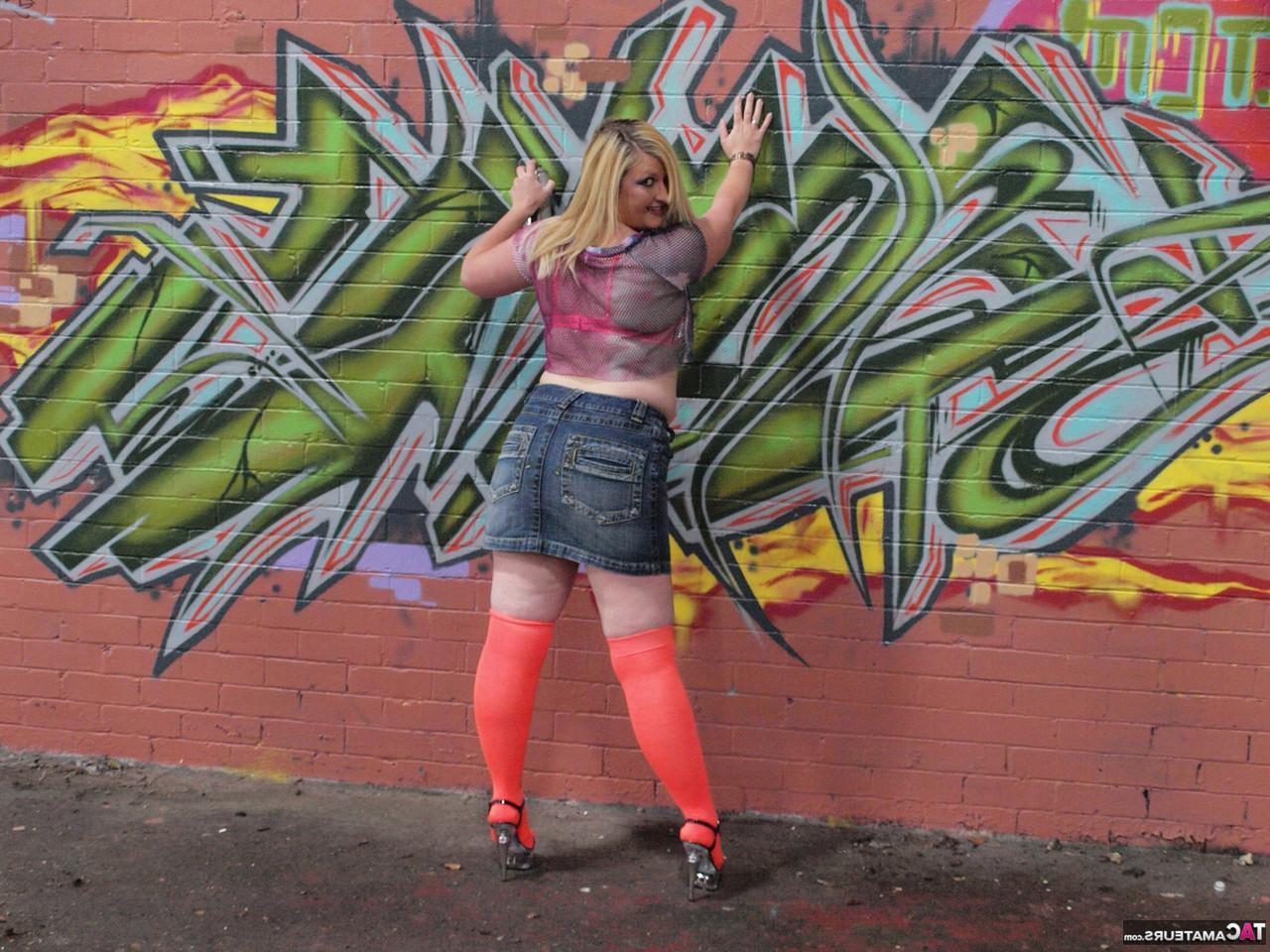 16P Samantha, la regordeta amateur, se desnuda hasta quedar en medias de nailon hasta las rodillas delante de un graffiti