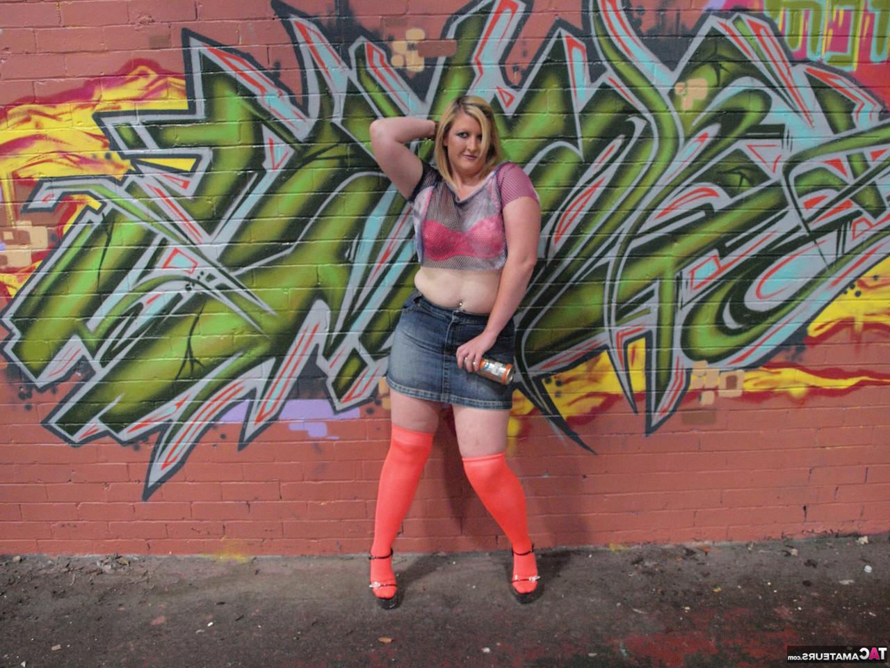 16P Samantha, la regordeta amateur, se desnuda hasta quedar en medias de nailon hasta las rodillas delante de un graffiti