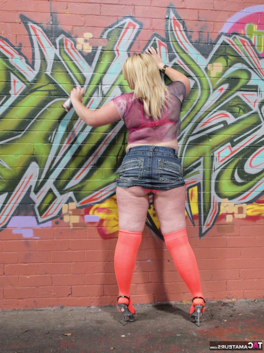 16P Samantha, la regordeta amateur, se desnuda hasta quedar en medias de nailon hasta las rodillas delante de un graffiti