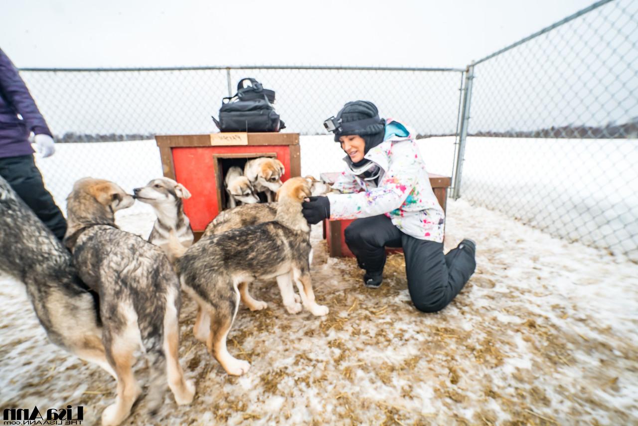 20P Lisa Ann, petite star du porno américaine, profite d'une balade en traîneau à chiens en Alaska.