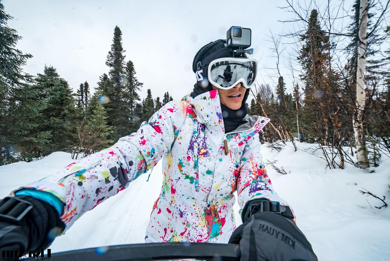 20P Lisa Ann, petite star du porno américaine, profite d'une balade en traîneau à chiens en Alaska.