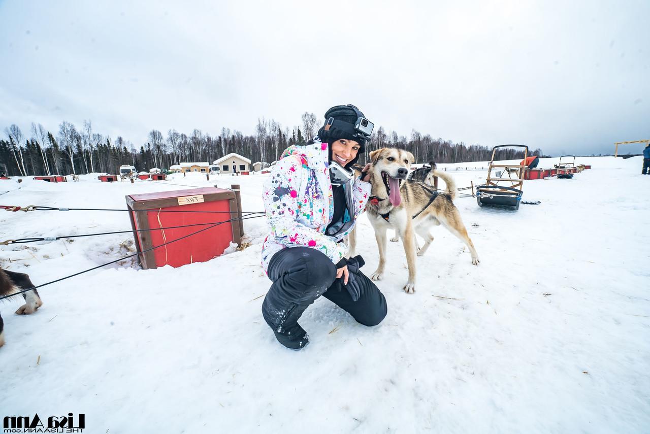 20P Lisa Ann, petite star du porno américaine, profite d'une balade en traîneau à chiens en Alaska.