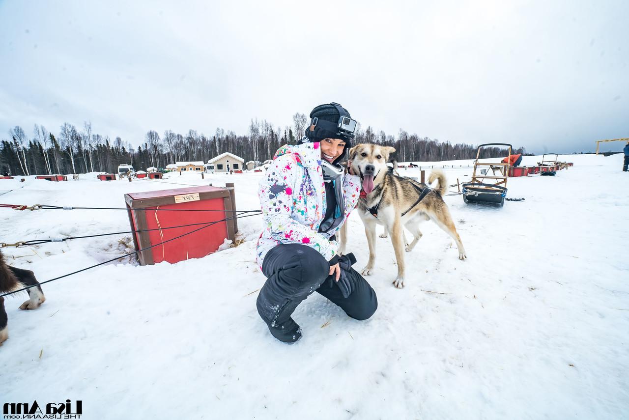 20P Lisa Ann, petite star du porno américaine, profite d'une balade en traîneau à chiens en Alaska.