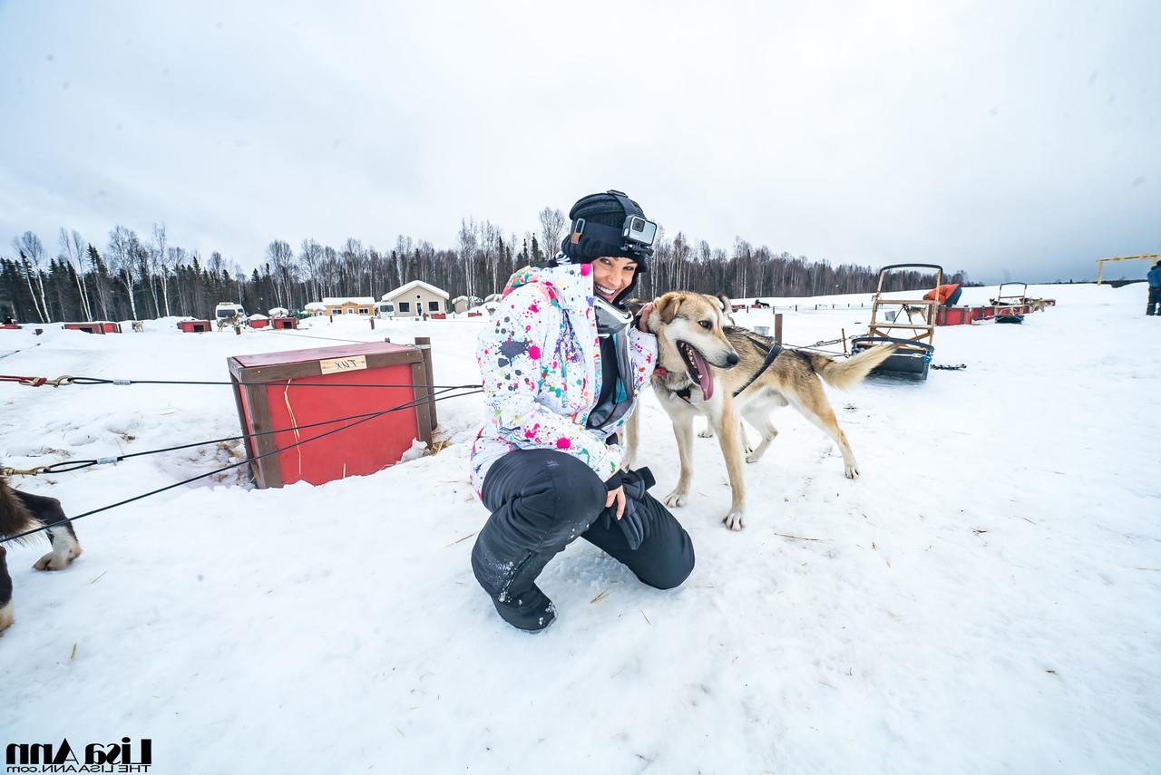 20P Lisa Ann, petite star du porno américaine, profite d'une balade en traîneau à chiens en Alaska.