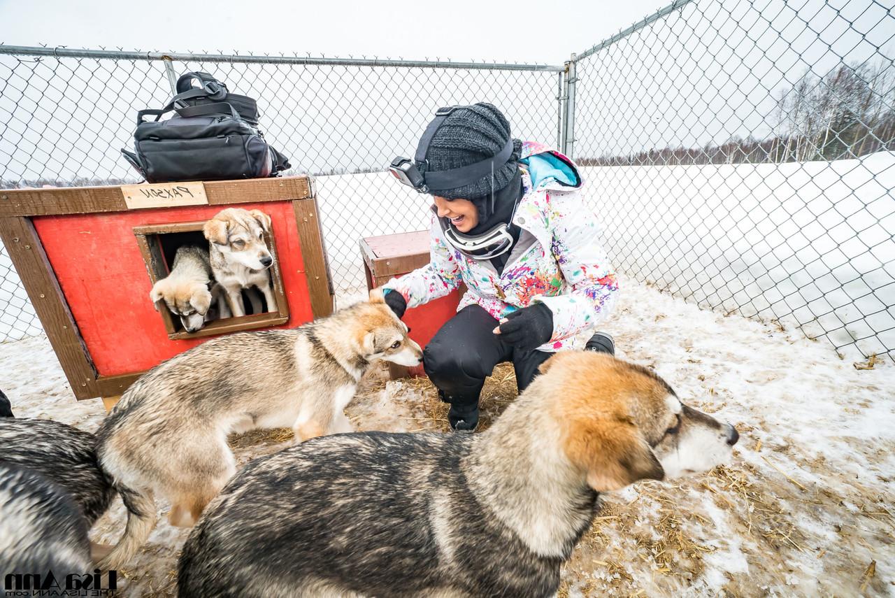 20P Lisa Ann, petite star du porno américaine, profite d'une balade en traîneau à chiens en Alaska.