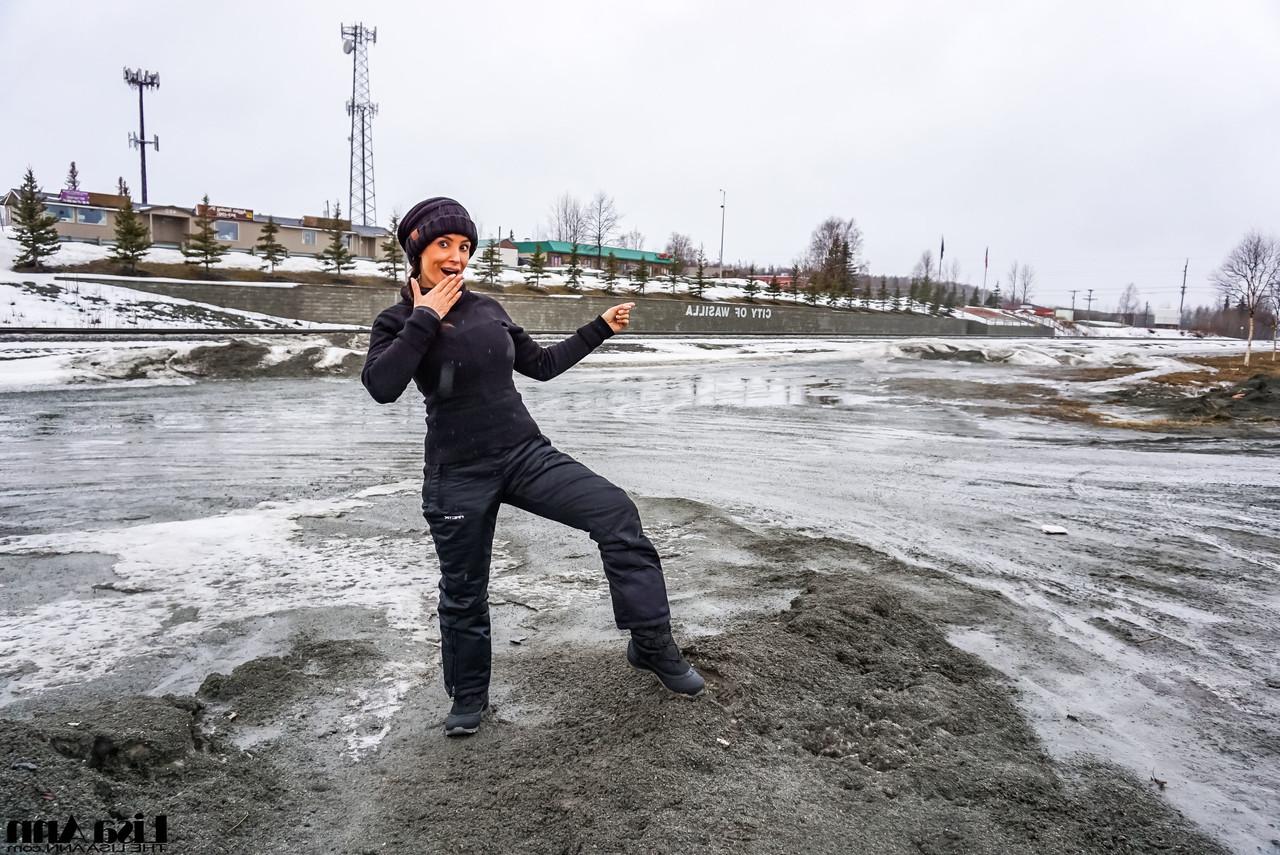 20P Lisa Ann, petite star du porno américaine, profite d'une balade en traîneau à chiens en Alaska.