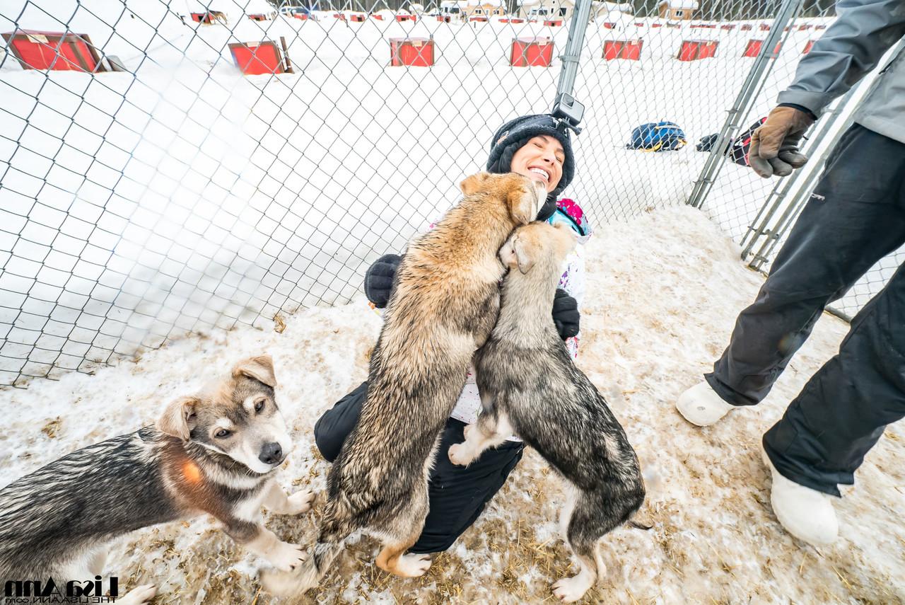 20P Lisa Ann, petite star du porno américaine, profite d'une balade en traîneau à chiens en Alaska.