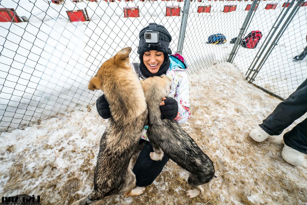 20P Lisa Ann, petite star du porno américaine, profite d'une balade en traîneau à chiens en Alaska.