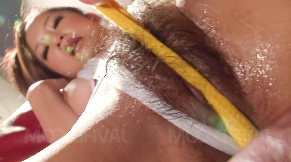 12P La japonaise rousse Satomi Suzuki attrape le sperme de nombreux hommes dans un verre