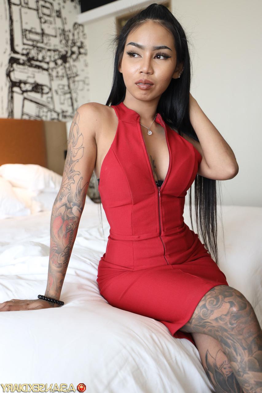 20P Sara, grande asiatique, montre ses gros seins avant de faire une branlette.