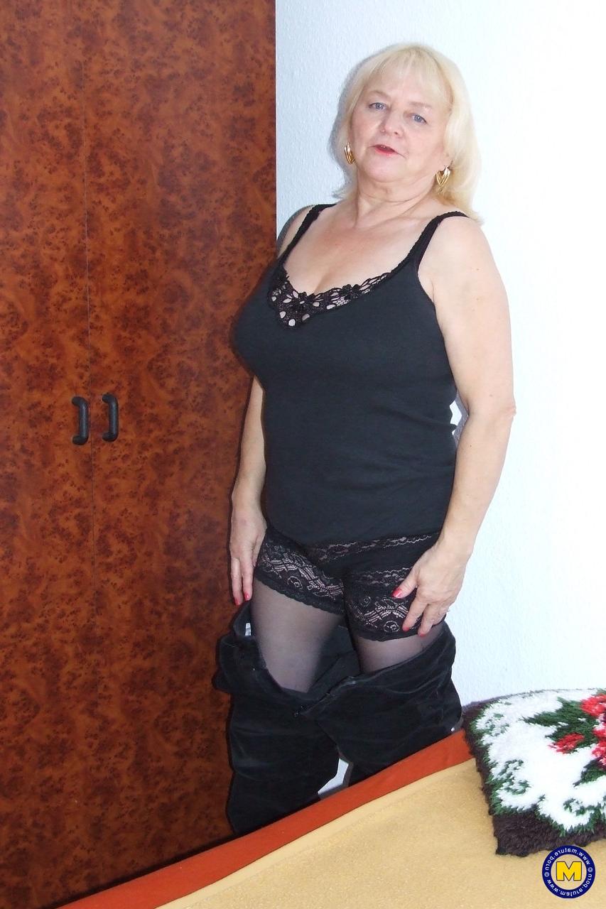 20P Agnès, une blonde potelée, se déshabille et montre ses gros seins et ses trous matures.