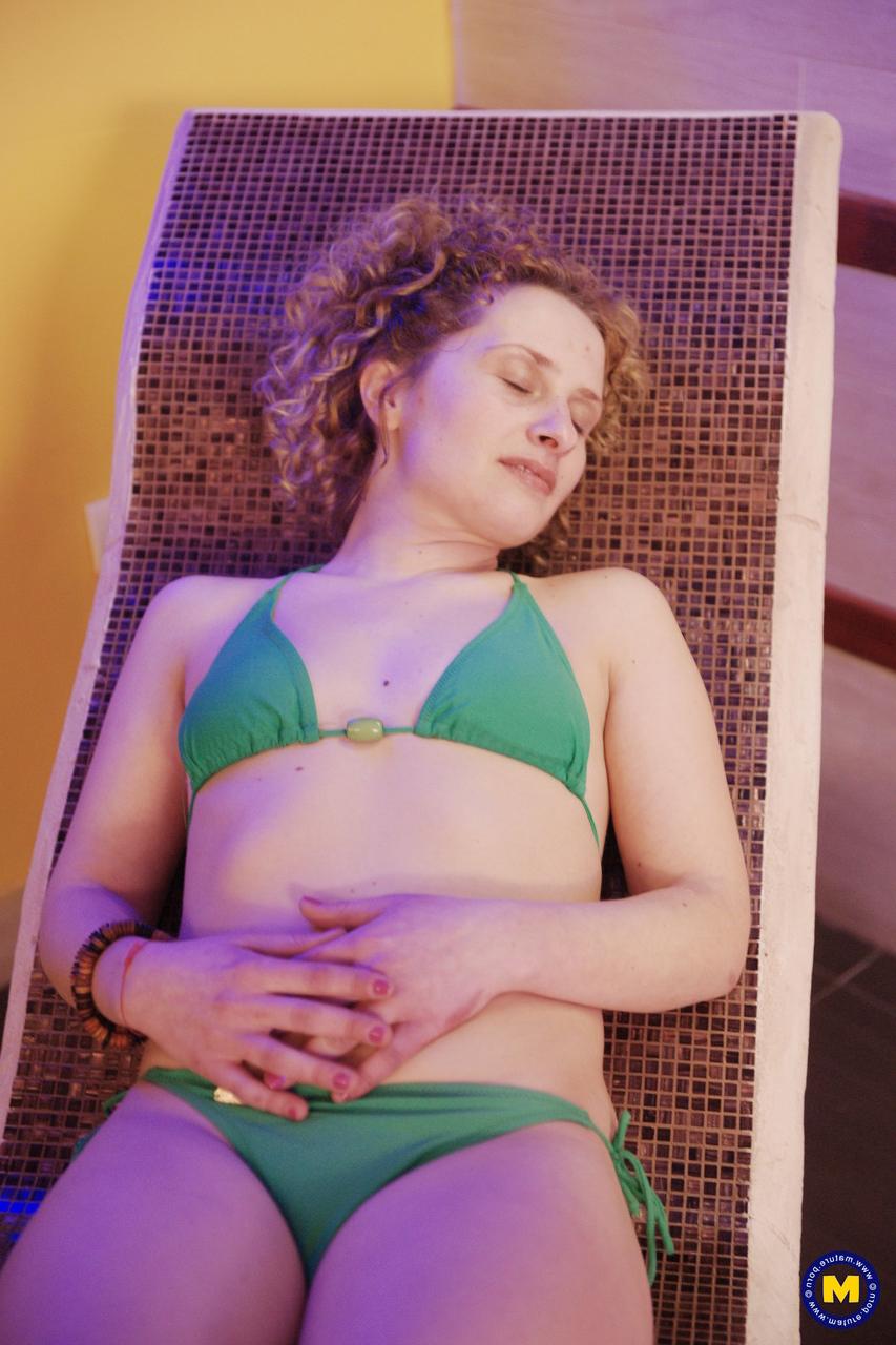20P Damas amateurs totalmente naturales desnudándose y posando desnudas en el spa