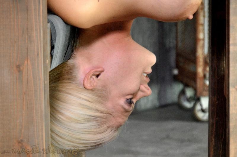 16P La blonde Holly Heart se regarde se faire prendre par derrière en bondage.