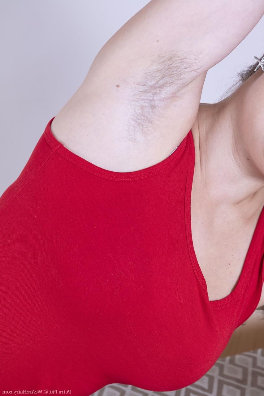 20P Das süße Amateur-Babe Petra Pitt präsentiert ihre großen natürlichen Titten und ihren haarigen Schritt