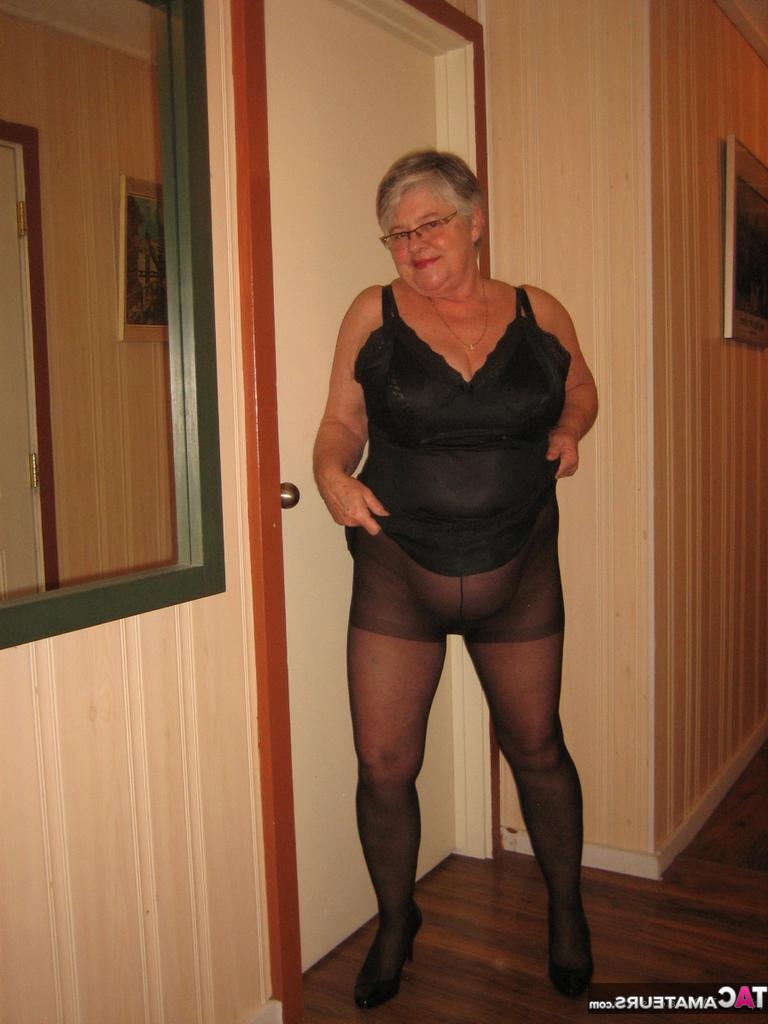 20P A gordinha vovó Girdle Goddess fica nua com a meia-calça puxada para baixo