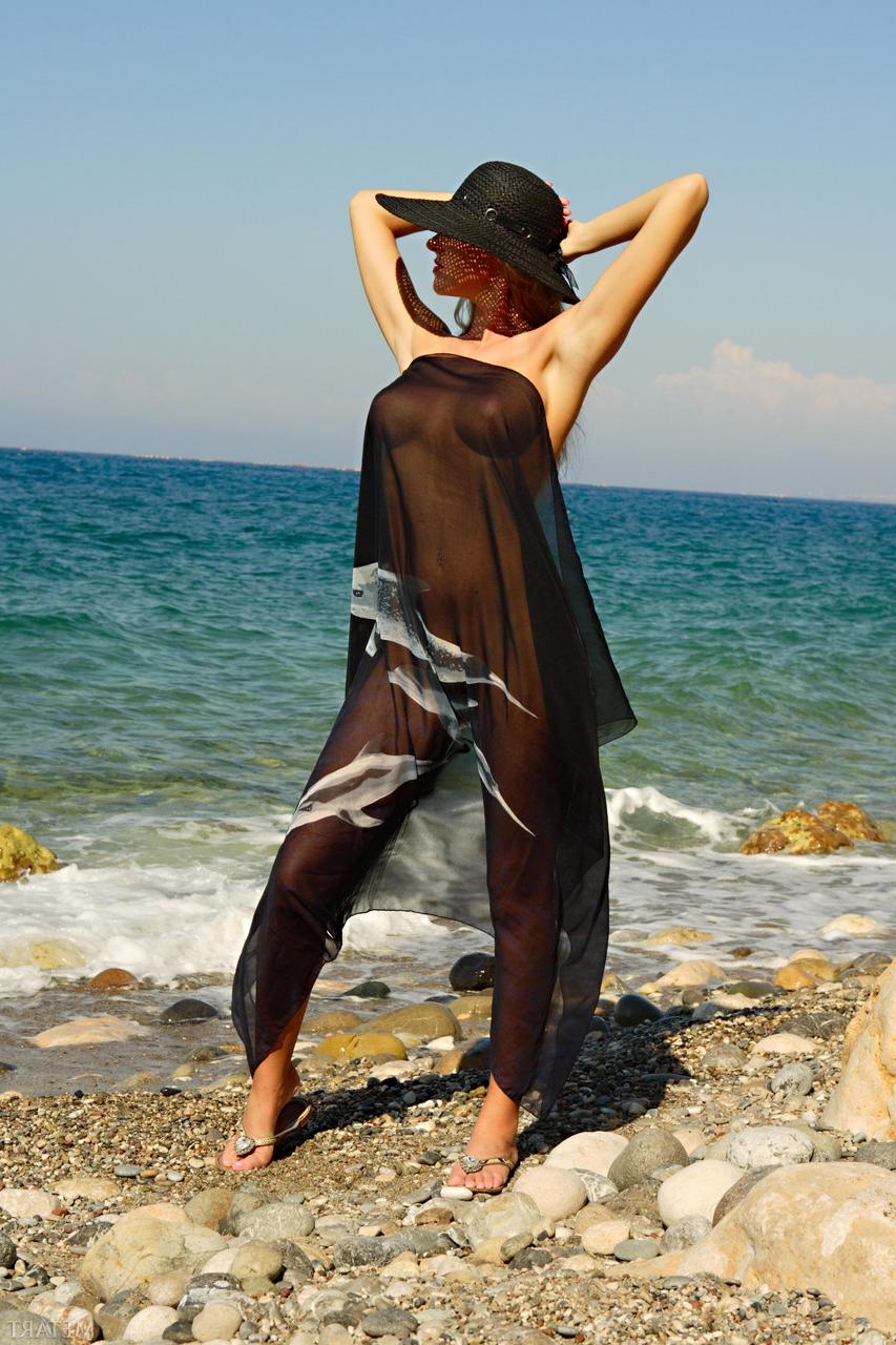 20P La jeune femme glamour Tatiana B s'exhibe toute nue avec ses gros seins à la plage.