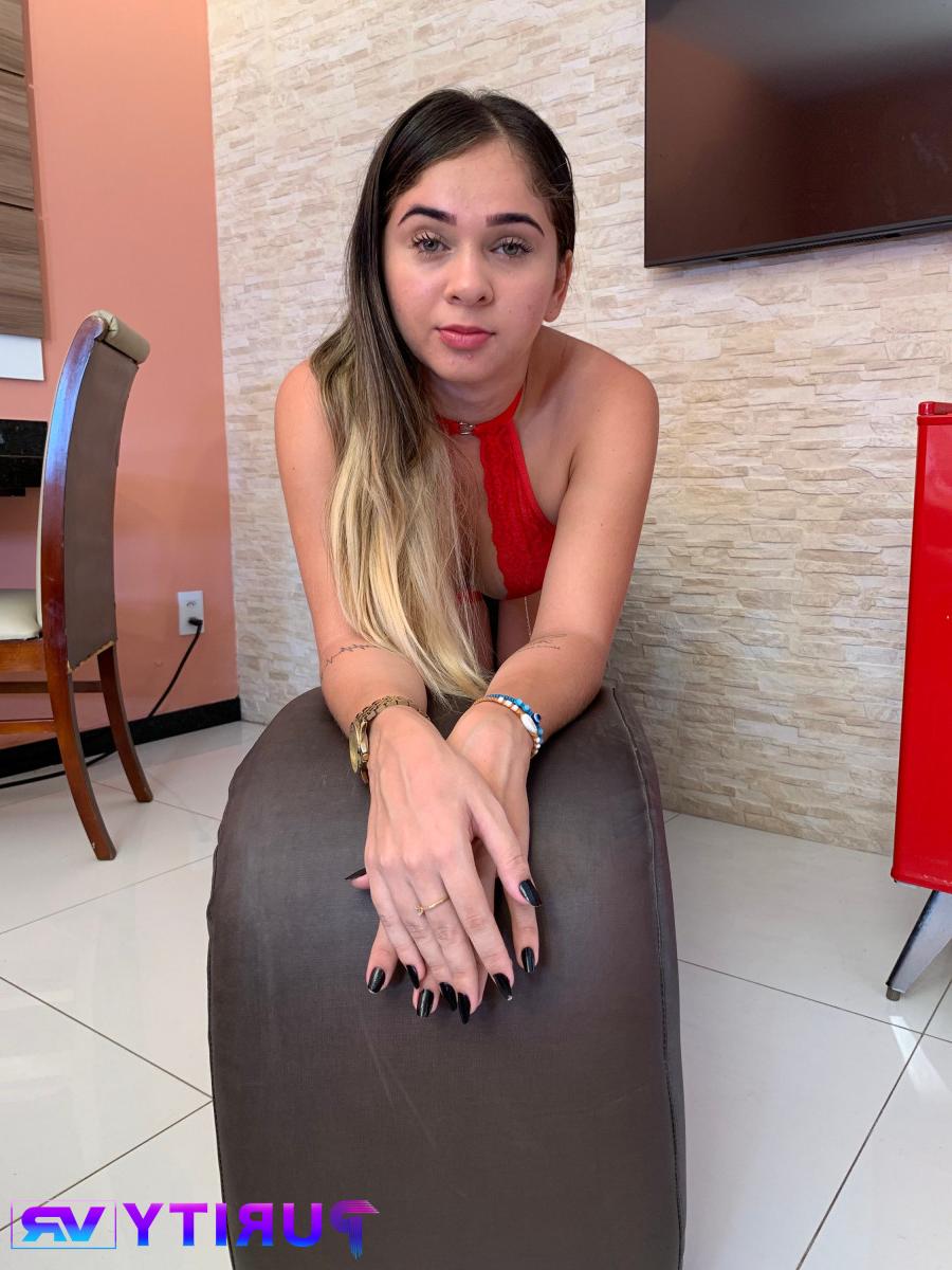 14P La morena Izadora se desnuda totalmente antes de tener sexo en POV