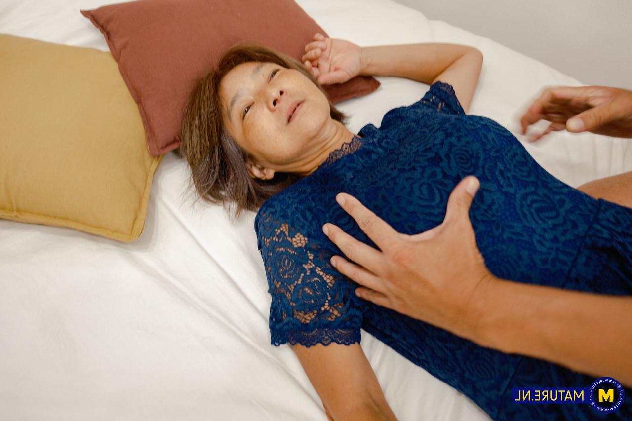 20P Die asiatische Mutter Asami Fujiwara gibt nach dem Sex einen Blowjob und zeigt ihre cremige Muschi