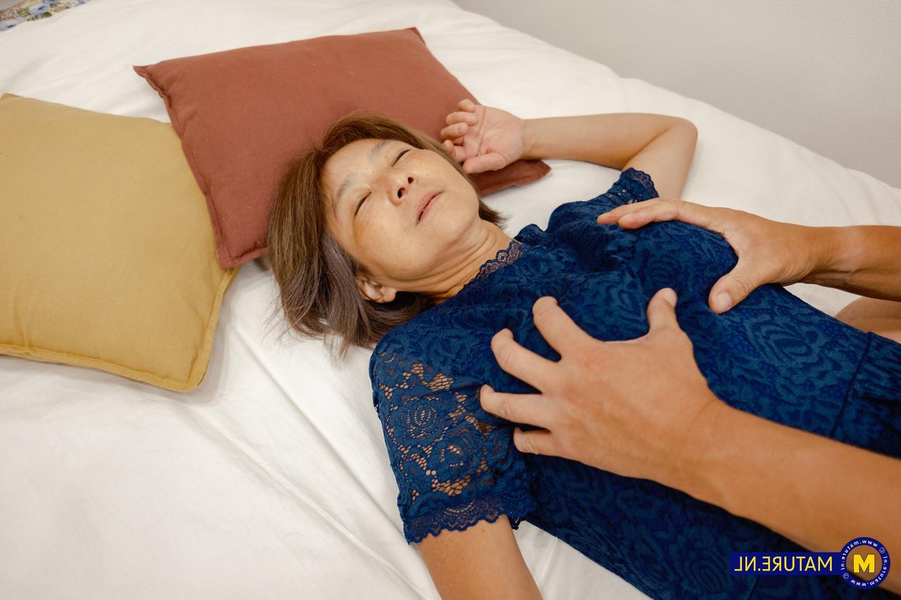 20P Die asiatische Mutter Asami Fujiwara gibt nach dem Sex einen Blowjob und zeigt ihre cremige Muschi