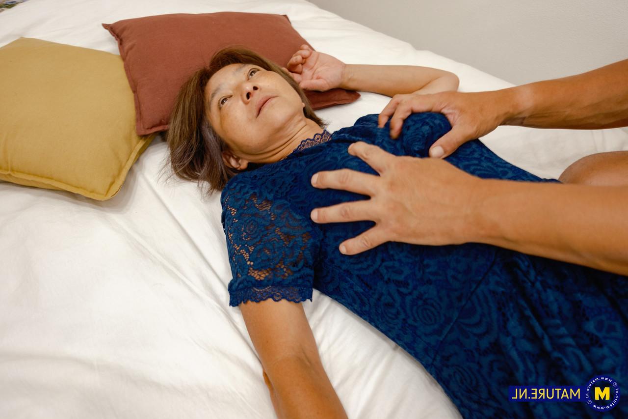 20P Die asiatische Mutter Asami Fujiwara gibt nach dem Sex einen Blowjob und zeigt ihre cremige Muschi