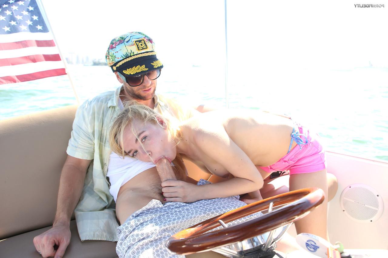 16P Die zierliche Teenagerin Alina West gibt dem Kapitän vor dem Doggystyle an Bord einen Deepthroat