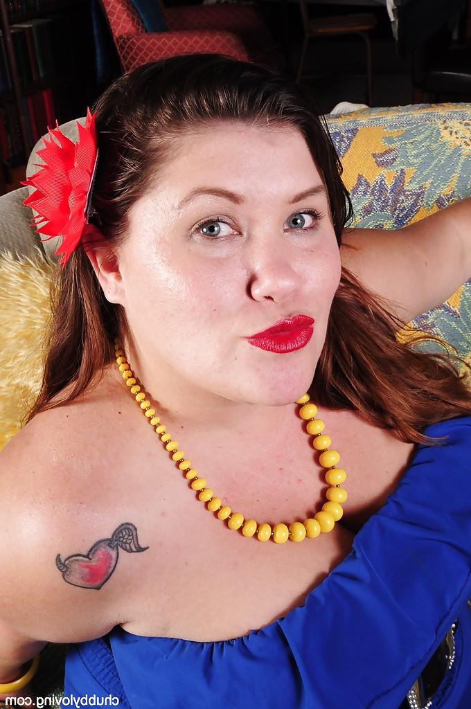 16P Die fette MILF mit den großen natürlichen Titten Zoey zieht ihre weiße Unterwäsche aus