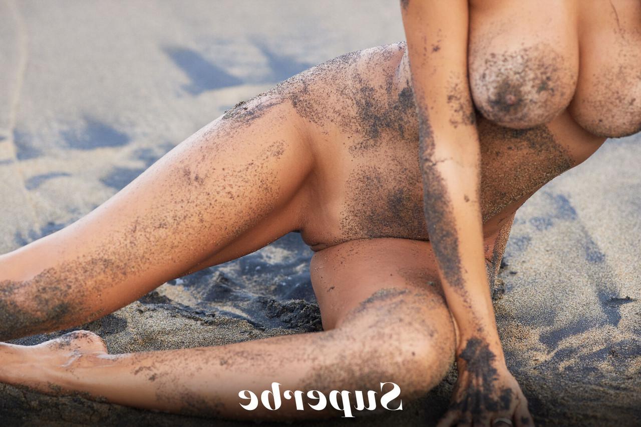 20P La superbe Malena Ponce montre ses superbes gros seins et son cul sur la plage.