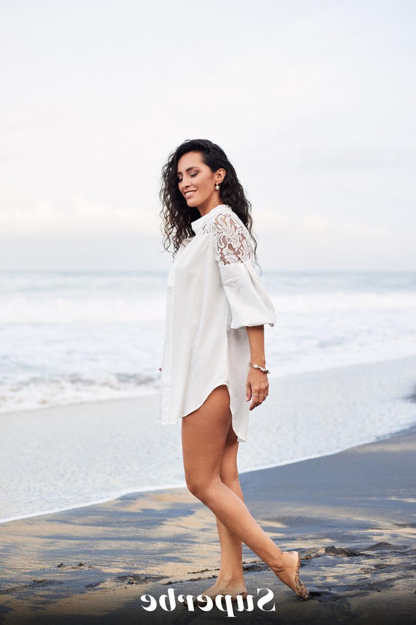 20P La superbe Malena Ponce montre ses superbes gros seins et son cul sur la plage.