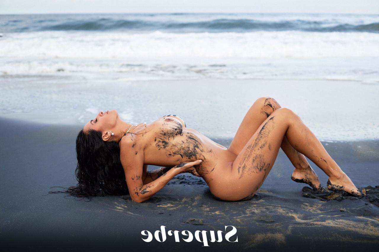 20P La superbe Malena Ponce montre ses superbes gros seins et son cul sur la plage.