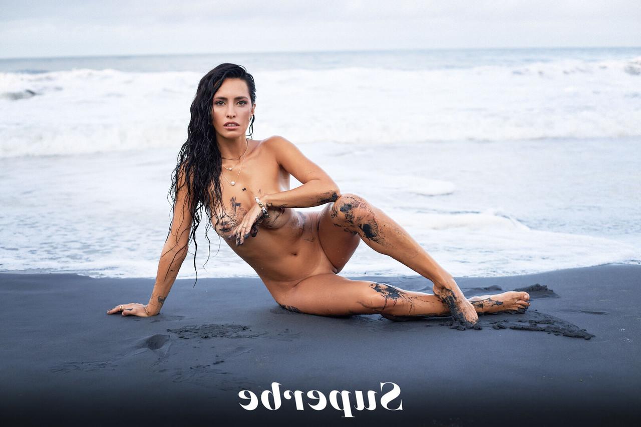 20P La superbe Malena Ponce montre ses superbes gros seins et son cul sur la plage.