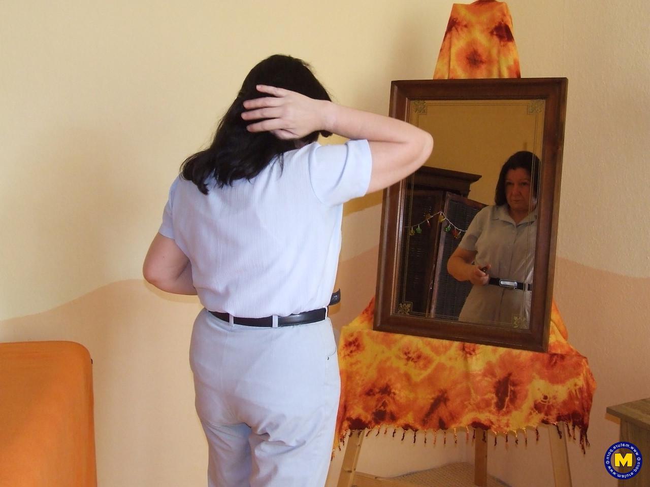 20P A vovó morena Margret exibe suas axilas peludas e buceta em casa